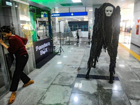 FOTO: Menguji Nyali Merasakan Sensasi Horor Dikejar Zombie Naik Kereta LRT di Stasiun Pegangsaan Dua