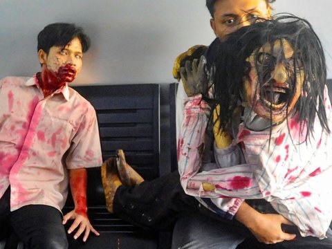 FOTO: Menguji Nyali Merasakan Sensasi Horor Dikejar Zombie Naik Kereta LRT di Stasiun Pegangsaan Dua