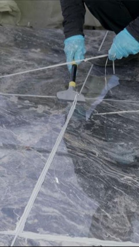 Ilustrasi pemasangan nat pada lantai. (dok. Gappu/Dinny Mutiah)