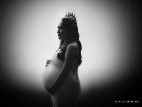 Portrait of Maternity Shoot Mpok Alpa before Giving Birth to Twins