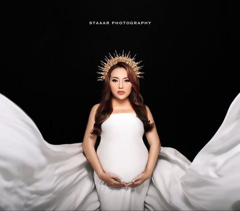 Portrait of Maternity Shoot Mpok Alpa before Giving Birth to Twins