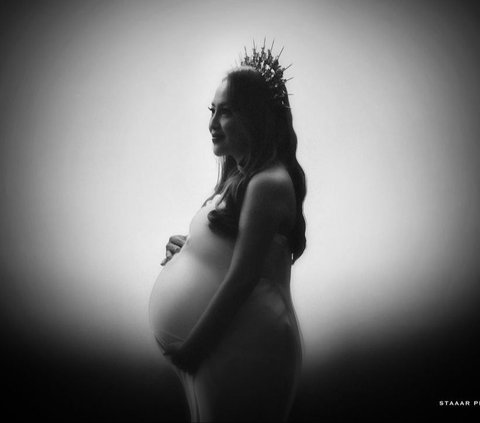 Portrait of Maternity Shoot Mpok Alpa before Giving Birth to Twins