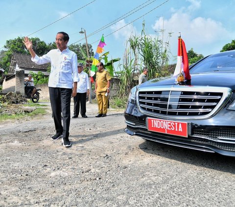 Once Again, Roads in Lampung Are Severely Damaged, Jokowi Gets Out of the Car