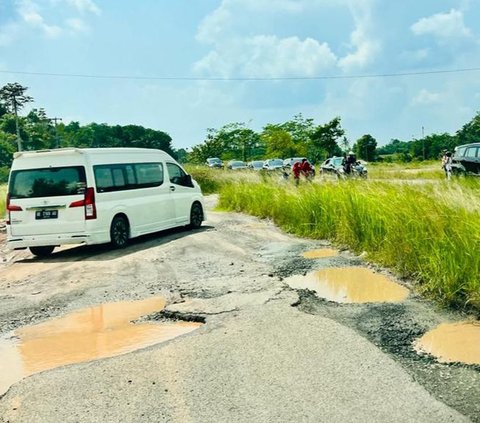 Once Again, Roads in Lampung Are Severely Damaged, Jokowi Gets Out of the Car