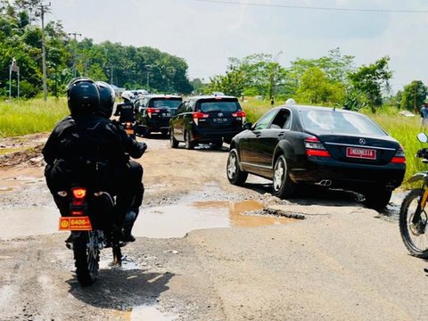 Once Again, Roads in Lampung Are Severely Damaged, Jokowi Gets Out of the Car