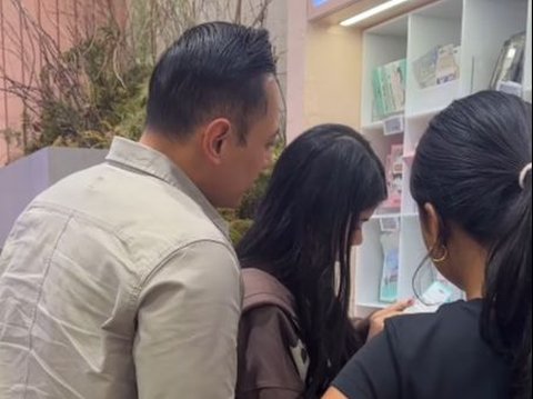 So Sweet, AHY Patience in Accompanying His Daughter to Choose Skincare and Makeup