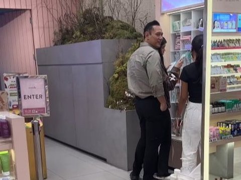 So Sweet, AHY Patience in Accompanying His Daughter to Choose Skincare and Makeup