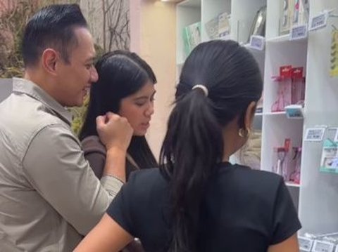 So Sweet, AHY Patience in Accompanying His Daughter to Choose Skincare and Makeup