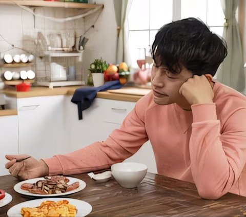 Too Engrossed in Watching TV to Ignore Meal Calls, Child Punished by Father Filling Bowl with Tears Until Full