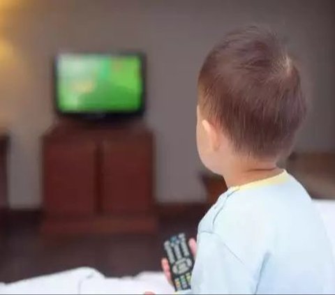 Too Engrossed in Watching TV to Ignore Meal Calls, Child Punished by Father Filling Bowl with Tears Until Full