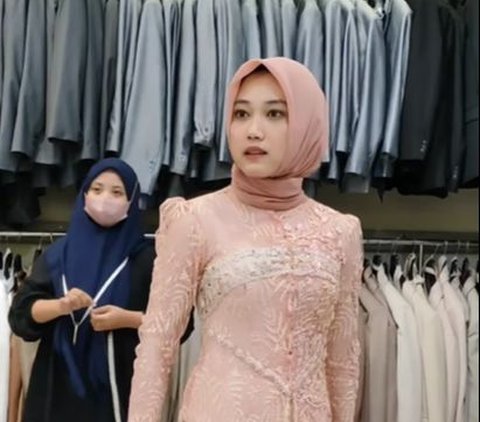 Keanggunan Kebaya Lamaran Putri 'Sultan' Sidoarjo nan Viral, Intip Detailnya