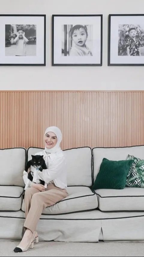 Sejak tampil berhijab, penampilan Irish Bella semakin terlihat anggun dan menawan.