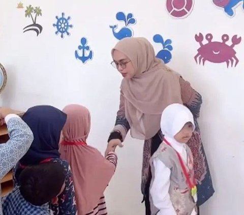 Ria Ricis Wujudkan Impian Bangun Sekolah, Ini Potretnya Sedang Mengajar