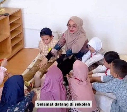 Ria Ricis Wujudkan Impian Bangun Sekolah, Ini Potretnya Sedang Mengajar