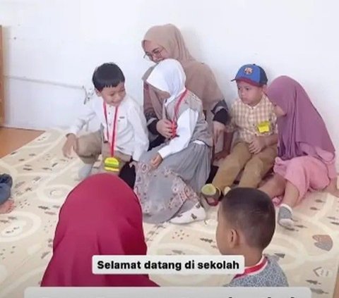 Ria Ricis Wujudkan Impian Bangun Sekolah, Ini Potretnya Sedang Mengajar