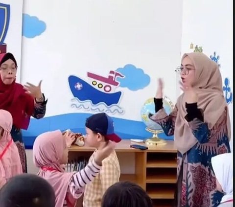 Ria Ricis Wujudkan Impian Bangun Sekolah, Ini Potretnya Sedang Mengajar