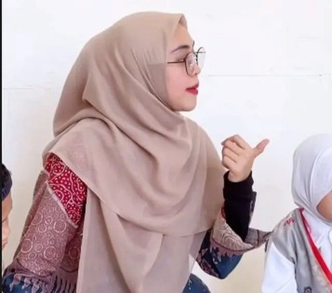 Ria Ricis Wujudkan Impian Bangun Sekolah, Ini Potretnya Sedang Mengajar