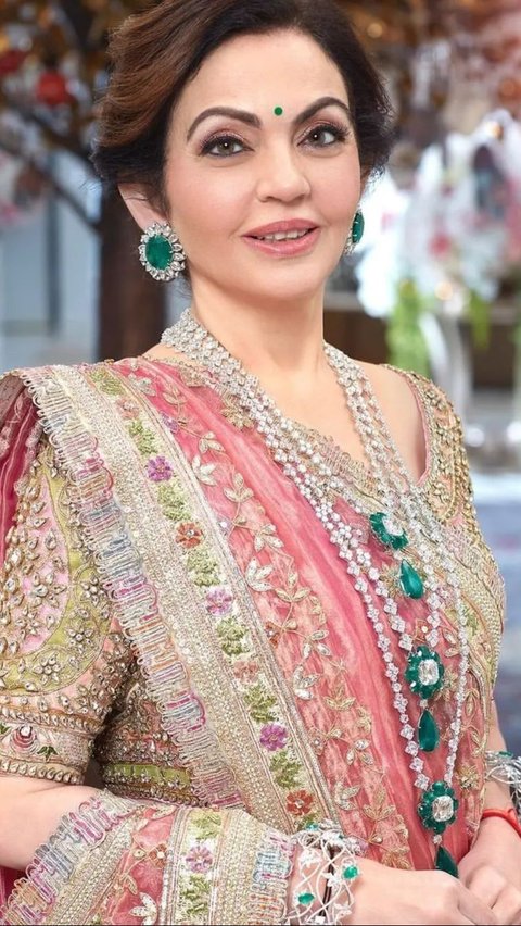 Portrait of Nita Ambani, the Wife of the Wealthiest Man in Asia, Her Necklace Worth Rp1 Trillion!