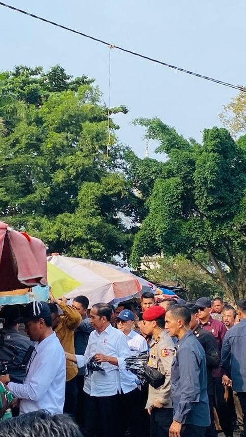 Jokowi Blusukan ke Pasar Sentral Kotabumi Lampung Utara, Jadi Rebutan Warga Berfoto