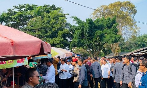 Jokowi Blusukan ke Pasar Sentral Kotabumi Lampung Utara, Jadi Rebutan Warga Berfoto