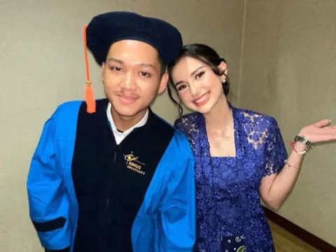 Bak Foto Prewed, ini Potret Kebersamaan Azriel Hermansyah dan Sarah Menzel di Acara Wisuda