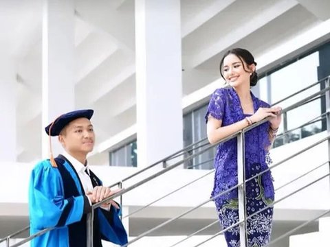 Bak Foto Prewed, ini Potret Kebersamaan Azriel Hermansyah dan Sarah Menzel di Acara Wisuda