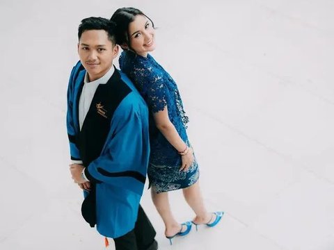 Bak Foto Prewed, ini Potret Kebersamaan Azriel Hermansyah dan Sarah Menzel di Acara Wisuda