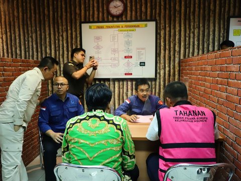 Jaksa Serahkan 3 Tersangka dan Barang Bukti (Tahap II) Perkara Komoditas Timah