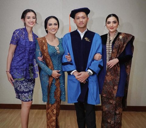 Bak Foto Prewed, ini Potret Kebersamaan Azriel Hermansyah dan Sarah Menzel di Acara Wisuda