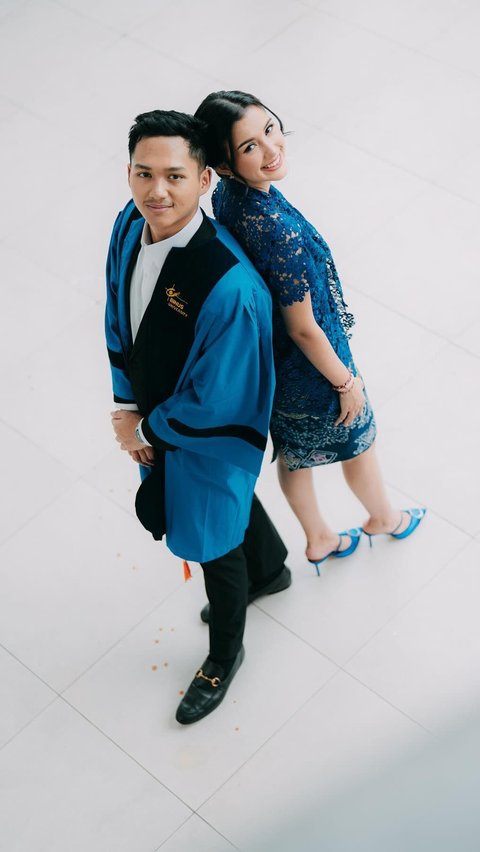 Bak Foto Prewed, ini Potret Kebersamaan Azriel Hermansyah dan Sarah Menzel di Acara Wisuda<br>