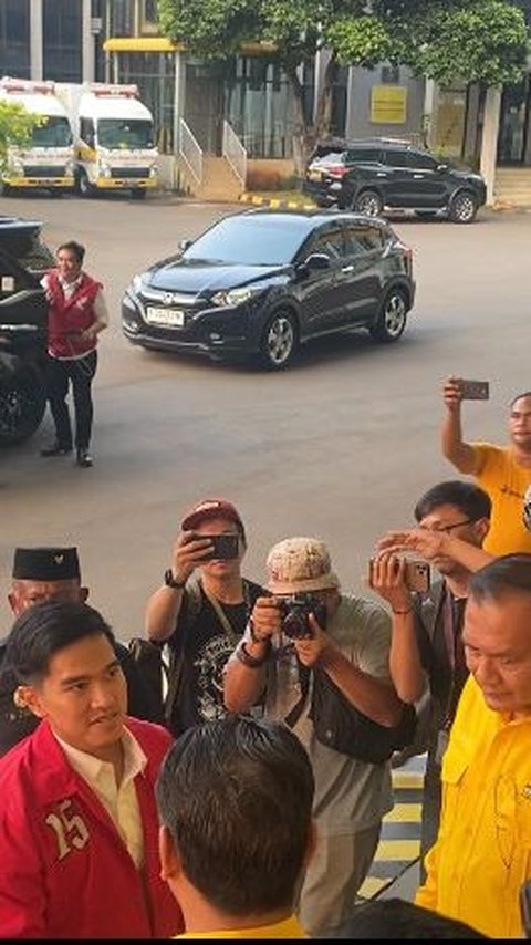 Tiba di DPP Golkar, Kaesang Hormat ke Sekjen Golkar Lodewijk Freidrich