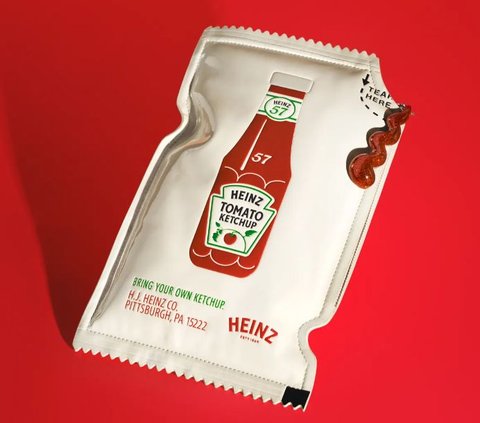 Once Again, a Bag with a Unique Design is Launched, This Time in the Shape of a Chili Sauce Sachet