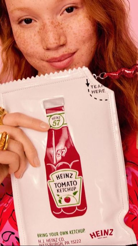 Once Again, a Bag with a Unique Design is Launched, This Time in the Shape of a Chili Sauce Sachet