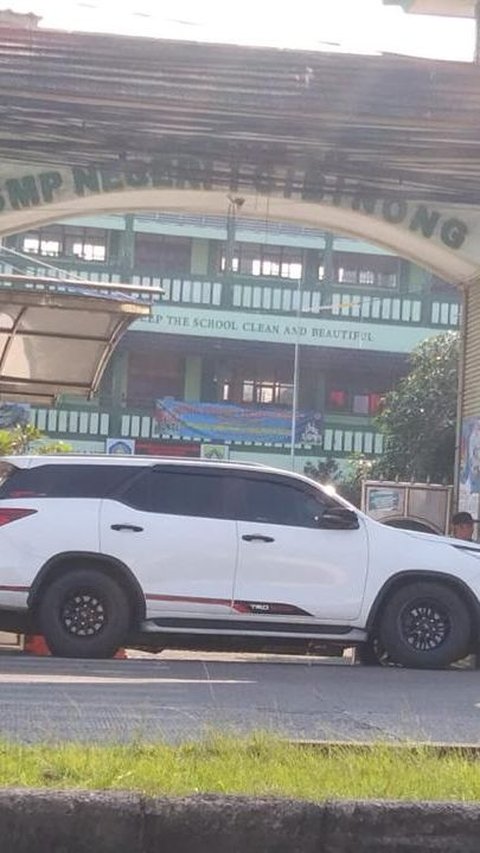 Anaknya Gagal Masuk SMP, Anggota Ormas di Bogor Diduga Blokade Gerbang Sekolah Pakai Fortuner