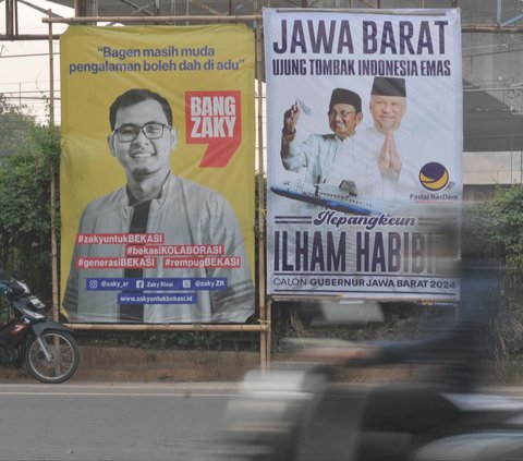 Sejumlah pengendara melintas di dekat alat peraga kampanye pemilihan kepala daerah (pilkada) yang terpasang di Jalan Raya Bekasi, Bekasi, Jawa Barat, Kamis (11/7/2024). Meski masa kampanye Pilkada Serentak 2024 belum dimulai, alat peraga tampak bertebaran di berbagai kota. Salah satunya Bekasi. Merdeka.com/Imam Buhori