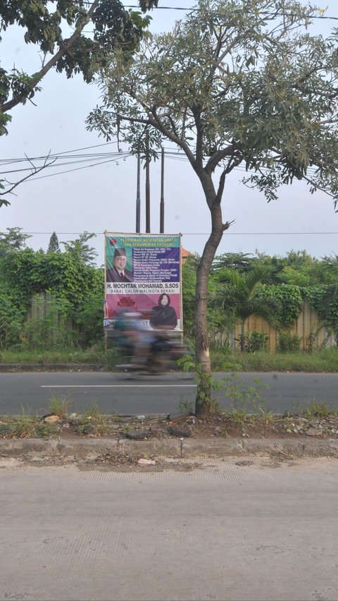 Berbagai alat peraga kampanye pilkada ini bermunculan dengan beragam ukuran, mulai dari poster, baliho sedang hingga baliho besar, dan papan reklame. Merdeka.com/Imam Buhori<br>