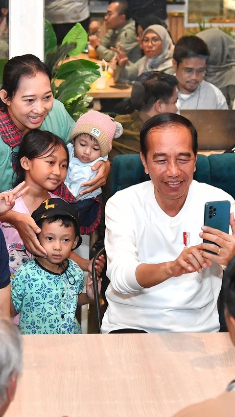 Jokowi Nikmati Malam Santai di Kafe dan Sapa Warga Lampung Tengah