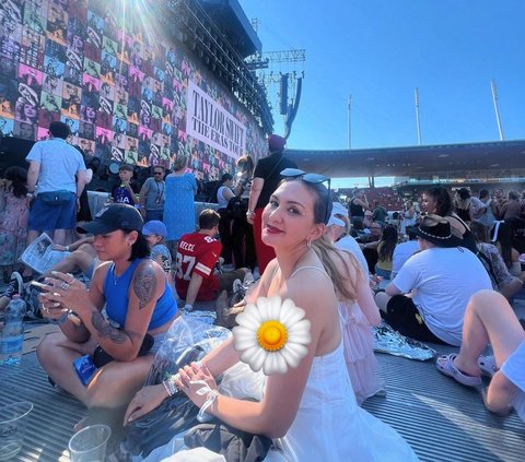 Potret Donna Agnesia Nonton Konser Taylor Swift di Swiss, Netizen 'Ibu Tiga Anak Wow, Menyala Gak Tuh'