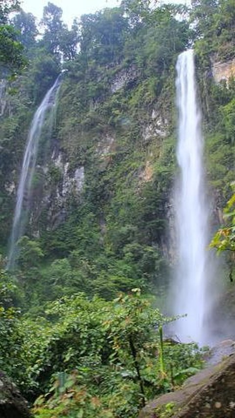 <b>Hadirkan Sensasi Kabut Eksotis, Curug Cileat Subang Dijamin Sembuhkan Hati yang Kusut</b>