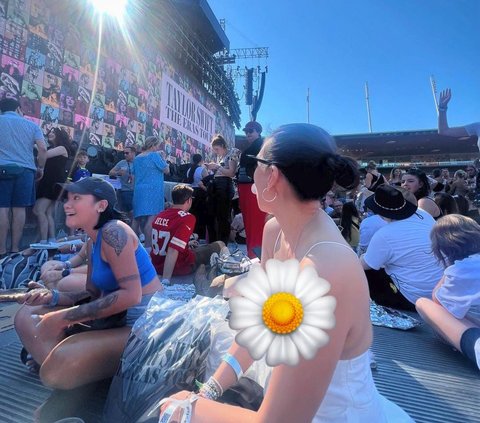 Potret Donna Agnesia Nonton Konser Taylor Swift di Swiss, Netizen 'Ibu Tiga Anak Wow, Menyala Gak Tuh'