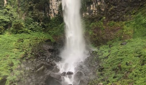 Ada Sungai Kecil Berbatu di Bawahnya