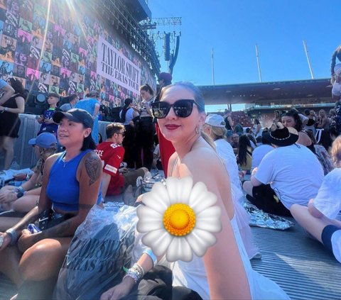 Potret Donna Agnesia Nonton Konser Taylor Swift di Swiss, Netizen 'Ibu Tiga Anak Wow, Menyala Gak Tuh'