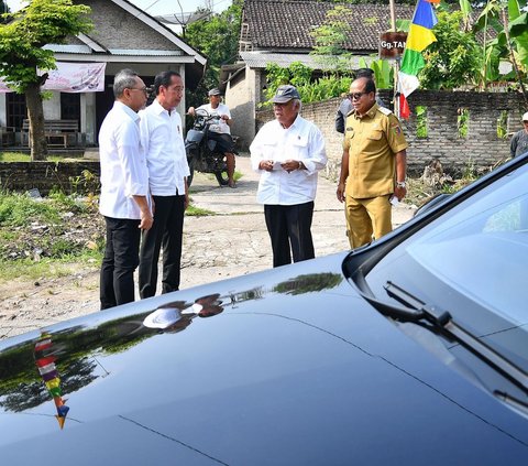 Jokowi Rela Turun Dari Mobil Demi Cek Kondisi Jalan Rusak Di Lampung ...