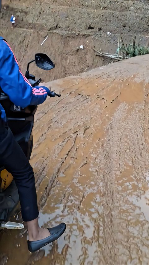 To Carry Out Tasks, This Girl Takes an Extreme Side Path Along a Cliff that Makes Her Knees Tremble