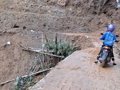 To Carry Out Tasks, This Girl Takes an Extreme Side Path Along a Cliff that Makes Her Knees Tremble