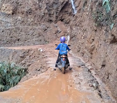 To Carry Out Tasks, This Girl Takes an Extreme Side Path Along a Cliff that Makes Her Knees Tremble