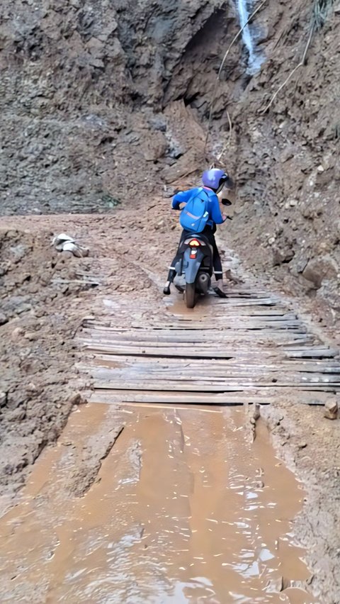 To Carry Out Tasks, This Girl Takes an Extreme Side Path Along a Cliff that Makes Her Knees Tremble