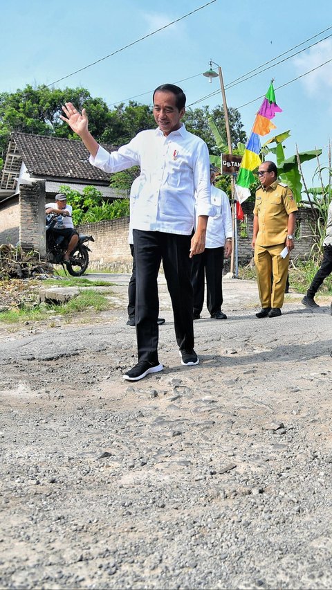 FOTO: Momen Rombongan Presiden Jokowi Berhenti Mendadak untuk Cek Jalan Rusak di Lampung 