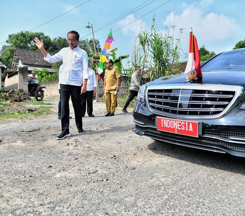 Presiden Joko Widodo atau Jokowi melakukan kunjungan kerja di Kabupaten Lampung Selatan, Lampung, Kamis (11/7/2024). Dalam perjalanan dari RSUD Bob Bazar menuju Desa Bandan Hurip, rombongan kendaraan Presiden Jokowi tiba-tiba berhenti mendadak. Foto: BPMI Setpres/Vico