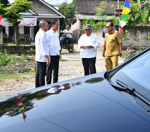 FOTO: Momen Rombongan Presiden Jokowi Berhenti Mendadak untuk Cek Jalan Rusak di Lampung